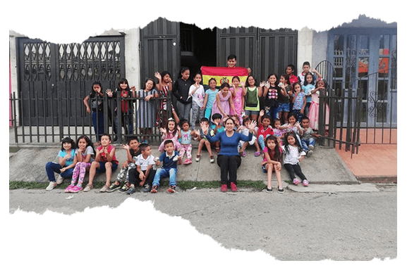Composición gráfica: Integrante de la Fundación junto a niños beneficiarios del programa de comedores comunitarios de la Fundación